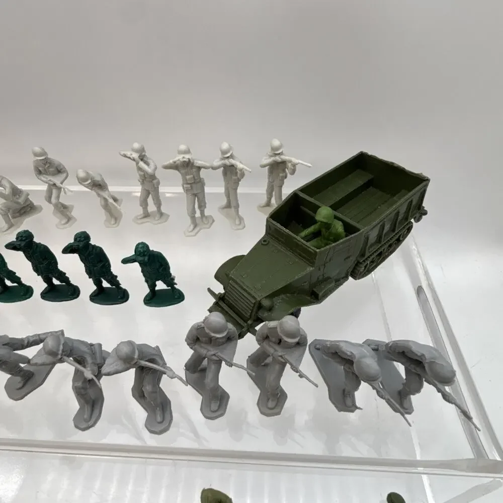 Lot of 120 Vintage WW2 Army Men Green Gray White Plastic Soldiers Figures